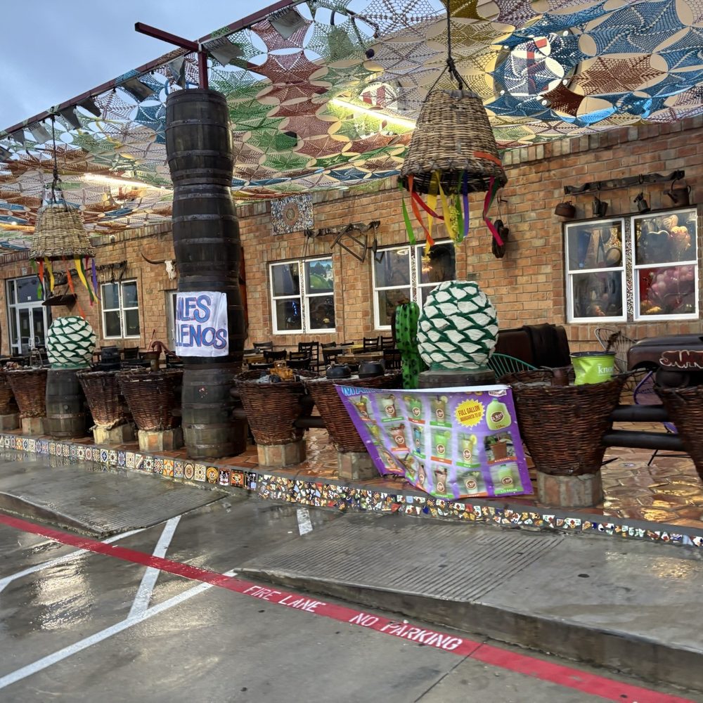 El Refu - Outside seating - Tex-Mex Near Me - Port Arthur, Texas