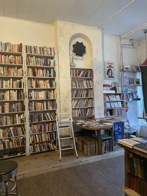Molasses Books by null