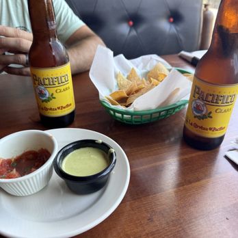 Azteca Restaurant Mke - Chips and salsa - Mexican Near Me - South Milwaukee, Wisconsin