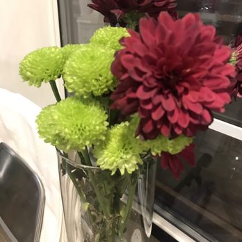 Hounds Tooth Inn - fresh flowers - Bed & Breakfast Near Me - Oakhurst, California