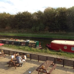Moorings Worsley - Canal side setting
