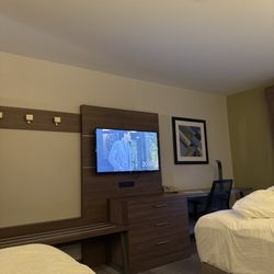 Holiday Inn Express & Suites Iron Mountain