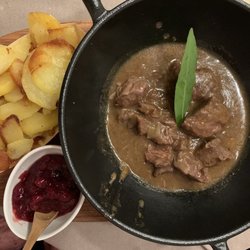 Lechners - Hirschgulasch mit Bratkartoffeln