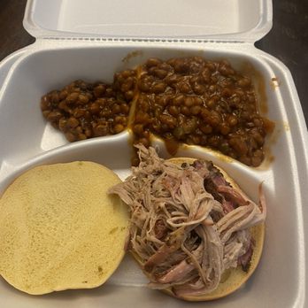 Southern Charm BBQ - Pulled pork sandwich and baked beans - Food Trucks Near Me Southern Charm BBQ - Pulled pork sandwich and baked beans - Food Trucks Near Me