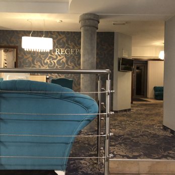 Restauracja Kredens - Wejście przez recepcję hotelową (restauracja w prawo) - Polish Near Me - Opole, OP Restauracja Kredens - Wejście przez recepcję hotelową (restauracja w prawo) - Polish Near Me - Opole, OP