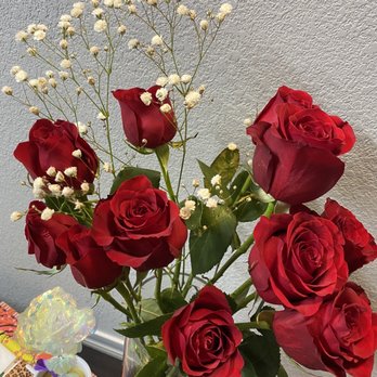 Lucky - Uhhh  this is not a dozen, there was one even without the flower - Grocery Near Me - San Jose, California