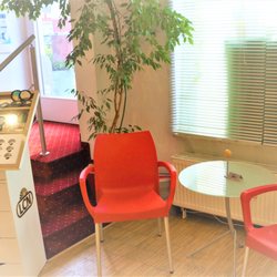 GZ Kosmetik Studio - 3 Stufen im Eingangsbereich helfen wir Ihnen sehr gerne zu überwinden wenn Sie mit Rollstuhl/Rollator kommen