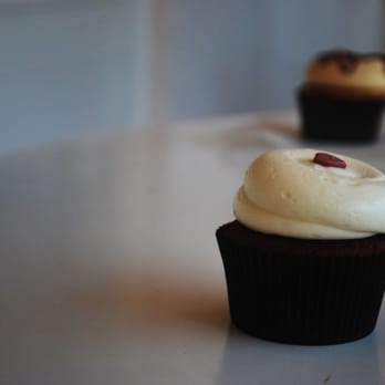 Georgetown Cupcake - Red Velvet v. Salted Caramel - Cupcakes Near Me - Washington, DC, District of Columbia Georgetown Cupcake - Red Velvet v. Salted Caramel - Cupcakes Near Me - Washington, DC, District of Columbia