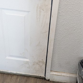Motel 6 - Dirty, filthy room door. - Hotels Near Me - Norfolk, Virginia