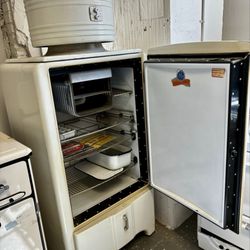 Route 66 Mother Road Museum - Crazy old fridges