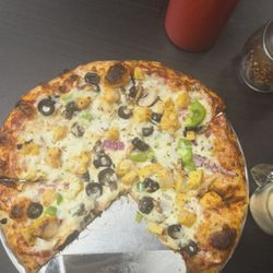 New York Pizza | Folsom Blvd - Holla chicken pizza with red sauce.