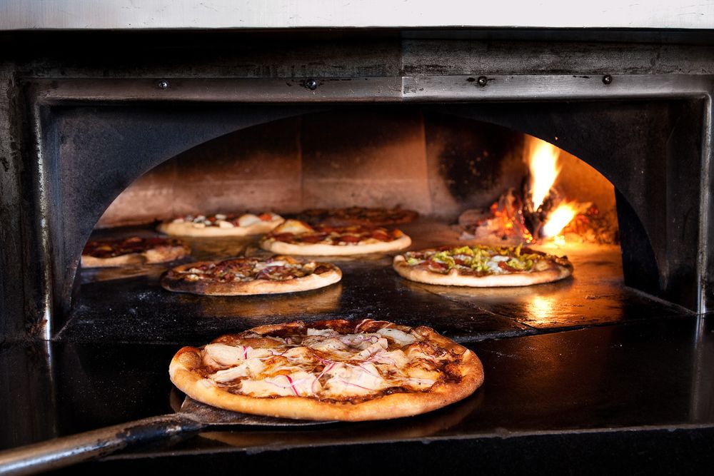 Upper Crust Wood Fired Pizza Logo