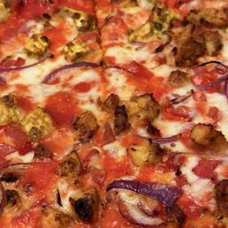 half Shahi Paneer Pizza & half Butter Chicken Pizza: turned out to be mix of chicken and paneer pieces in tomato sauce.