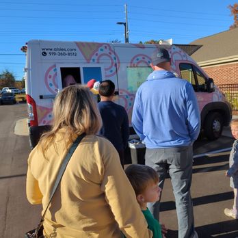Alsies Ice Cream Truck - a group of people standing outside - Ice Cream & Frozen Yogurt Near Me Alsies Ice Cream Truck - a group of people standing outside - Ice Cream & Frozen Yogurt Near Me