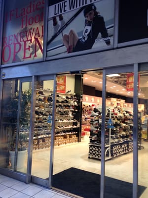 ABC-MART GRAND STAGE Ginza by null