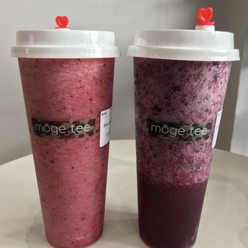 Möge Tee - Flushing - Fresh berry tea on the left and fresh black grape tea on the right - Bubble Tea Near Me - Flushing, New York Möge Tee - Flushing - Fresh berry tea on the left and fresh black grape tea on the right - Bubble Tea Near Me - Flushing, New York