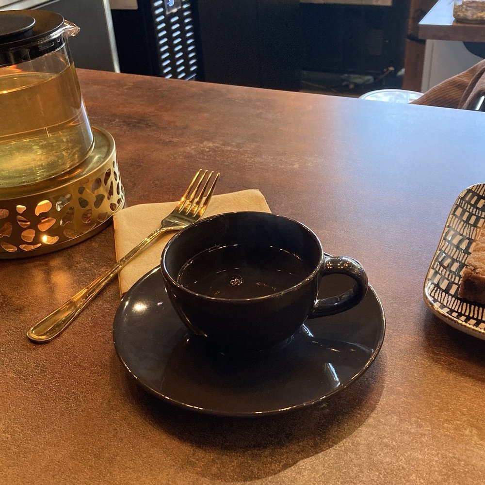 Pot of oolong tea paired with peach cranberry tart