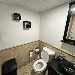 Asiana Noodle Shop - Bathroom