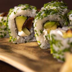 Kynoto - Roll Vegetariano (Setas, Aguacate, pepino, queso crema y cobertura de cebollino)