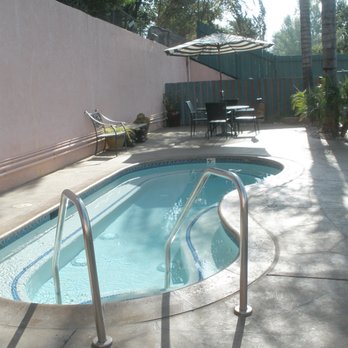 Oakridge Inn - Pool/jacuzzi small and cozy - Hotels Near Me - Oak View, California