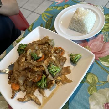 Cibo Thai - Pad See Ew with Chicken, side of Jasmine rice - Thai Near Me - Montrose, California