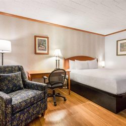 Ramada by Wyndham State College Hotel & Conference Center - Guest room
