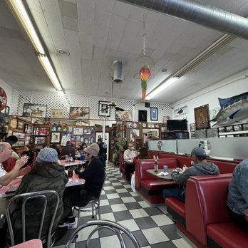 Bun-N Burger - interior - Burgers Near Me - Alhambra, California