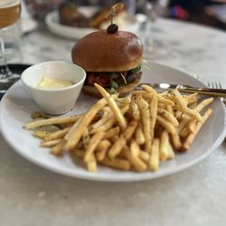 Elizabeth's Wine Lounge - Burger