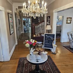 White Doe Inn - Entryway