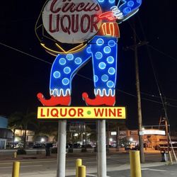 Circus Liquor - Outside