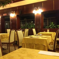 Piedigrotta - Arredamento a parte, qui si mangia una pizza davvero buona. Ottimo l'impasto, ottima la grandezza! Staff veloce e impeccabile.