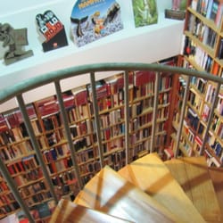 Librería Takk - Escalera de acceso al segundo piso de Takk