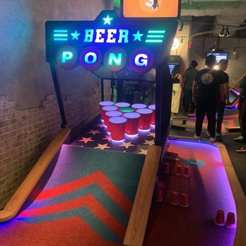 Puttshack - Miami - Hole 8 on emerald course - Mini Golf Near Me - Miami, Florida