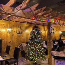 Raleigh Crab House - Inside