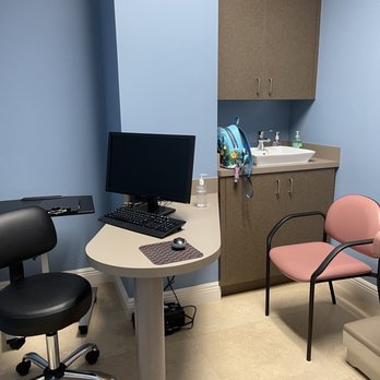 Dean Palmer, MD - Exam Room - Gastroenterologist Near Me - Pembroke Pines, Florida