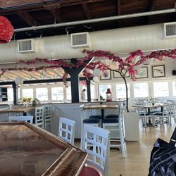 51 Rocky Neck Restaurant - Inside