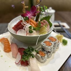 East Gate Asian Bistro - Sushi & sashimi combo