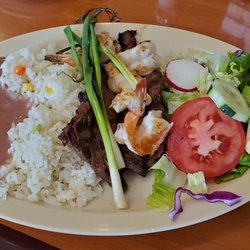 El Cafetal Salvadorian Restaurant - Carne asada y camarones