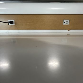 American Airlines - Charging stations at gates - Airlines Near Me - Phoenix, Arizona