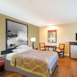 Super 8 by Wyndham Martinez - Guest room