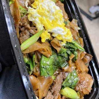 Elephant Thai Kitchen - Beef Pad See Ew - Thai Near Me - Long Beach, California Elephant Thai Kitchen - Beef Pad See Ew - Thai Near Me - Long Beach, California