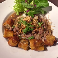 Arc en Ciel - Rice vermicelli with sliced beef and nems