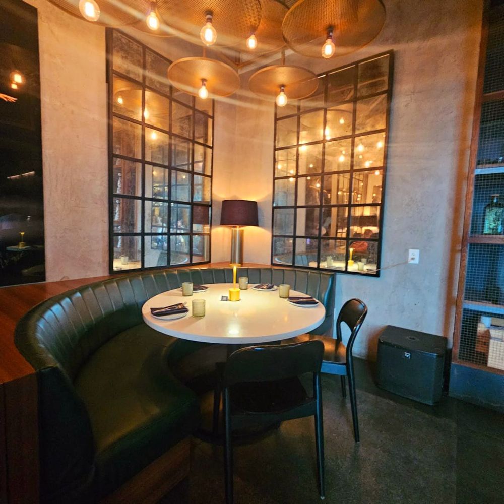 Le Chick - Comfy booths - Cocktail Bars Near Me - Miami, Florida