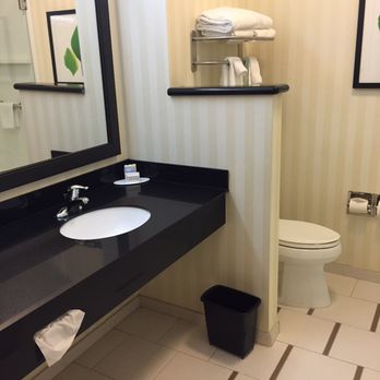 Fairfield by Marriott Inn & Suites Cedar Rapids - Great bathroom - Hotels Near Me - Cedar Rapids, Iowa