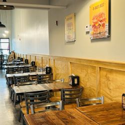 Sully's Steamers - Dining area
