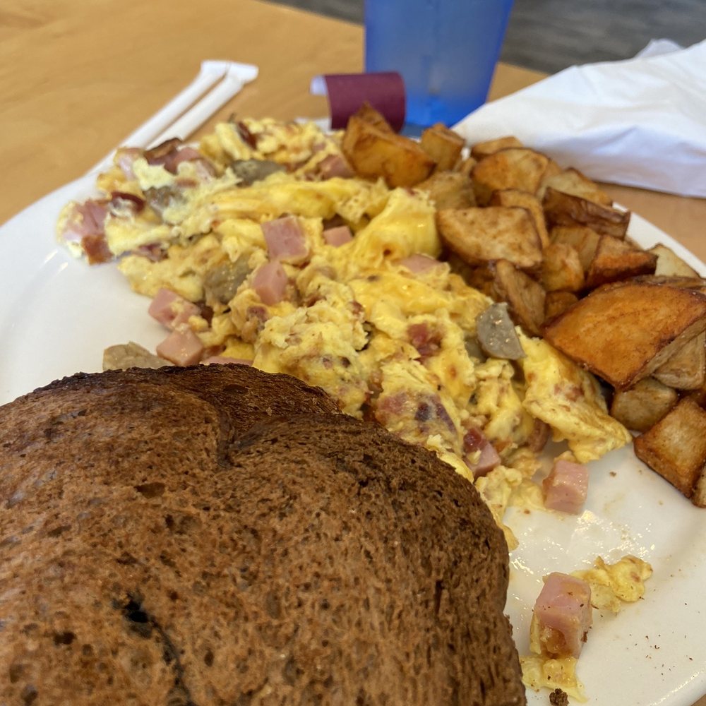 a plate of breakfast food