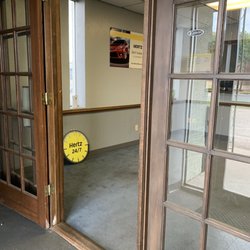 Hertz Rent A Car - The entrance