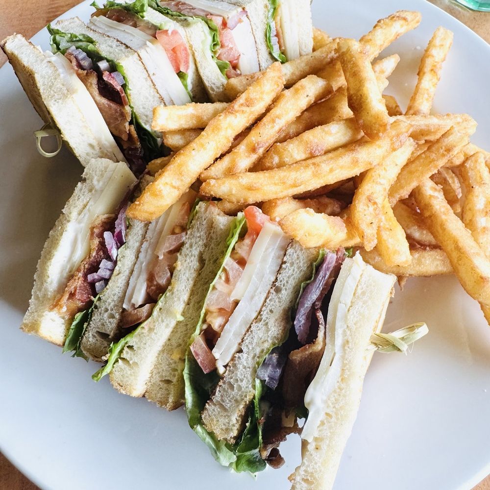 Calvert Club Sándwich and Fries Calvert Club Sándwich and Fries