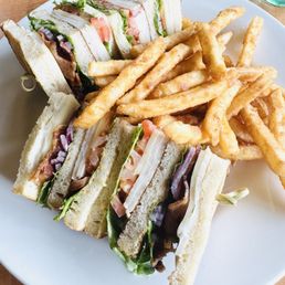 Calvert Club Sándwich and Fries Calvert Club Sándwich and Fries