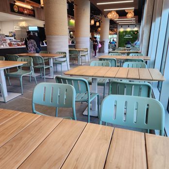 Midtown Eats - seating - Food Court Near Me - Honolulu, Hawaii